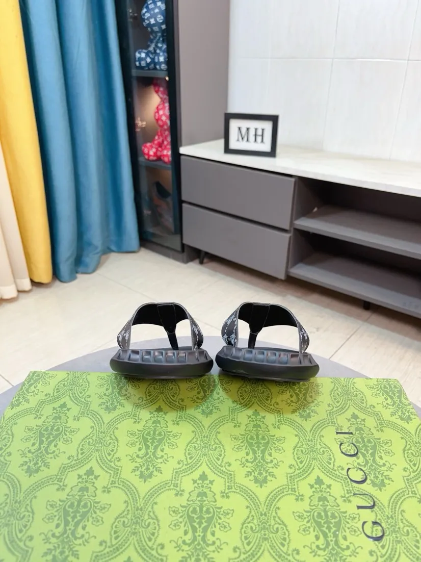 Men's shoes 💰260🌹🌹 (gucci-Gucci) New men's slippers, high-end boutique, made of cowhide, with exquisite embossed logo decoration on the upper, fine workmanship, super soft soles, casual, loose and comfortable, a must-have in summer! \nsize：38-44